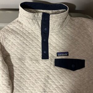 Patagonia 🥾 1/4 button down waffle style- limited edition oatmeal and navy trim